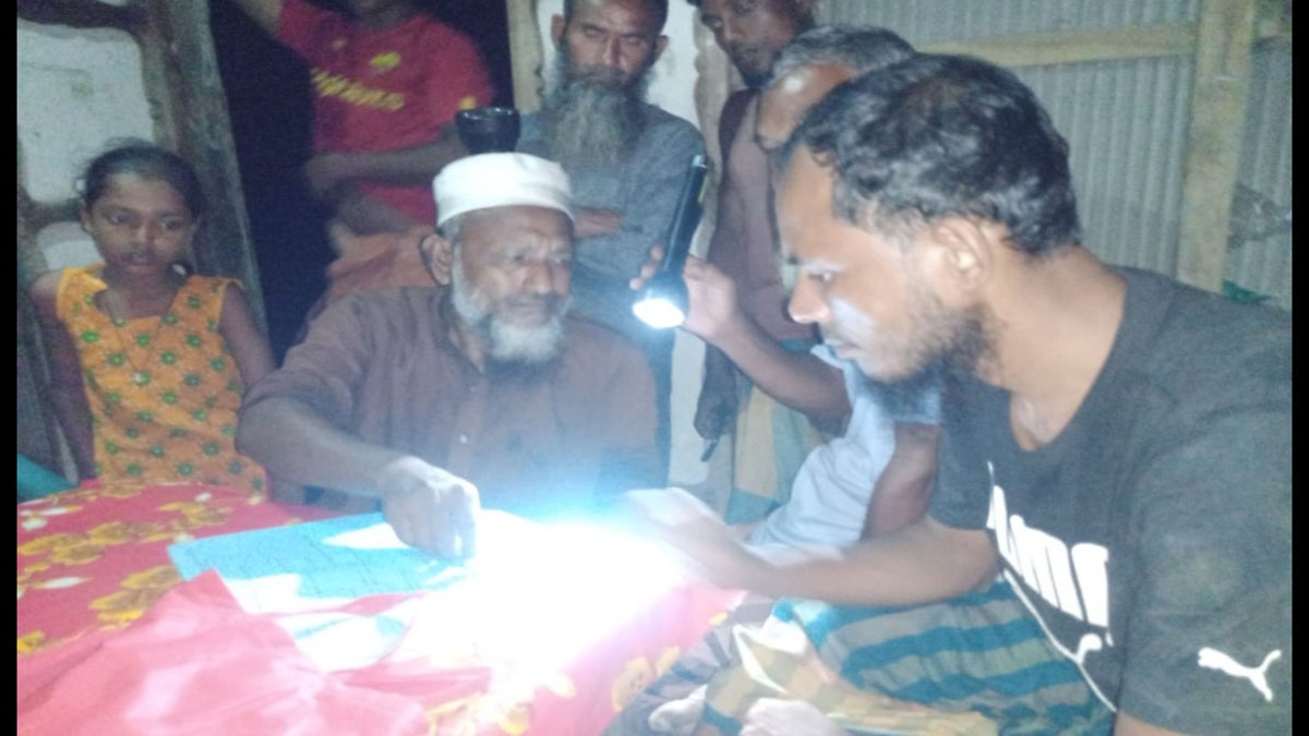 স্থানীয় বাসিন্দাদের হাতে আটক হয়েছেন জামায়াতে ইসলামীর এক ওয়ার্ড সভাপতি। ছবি- রূপালী বাংলাদেশ