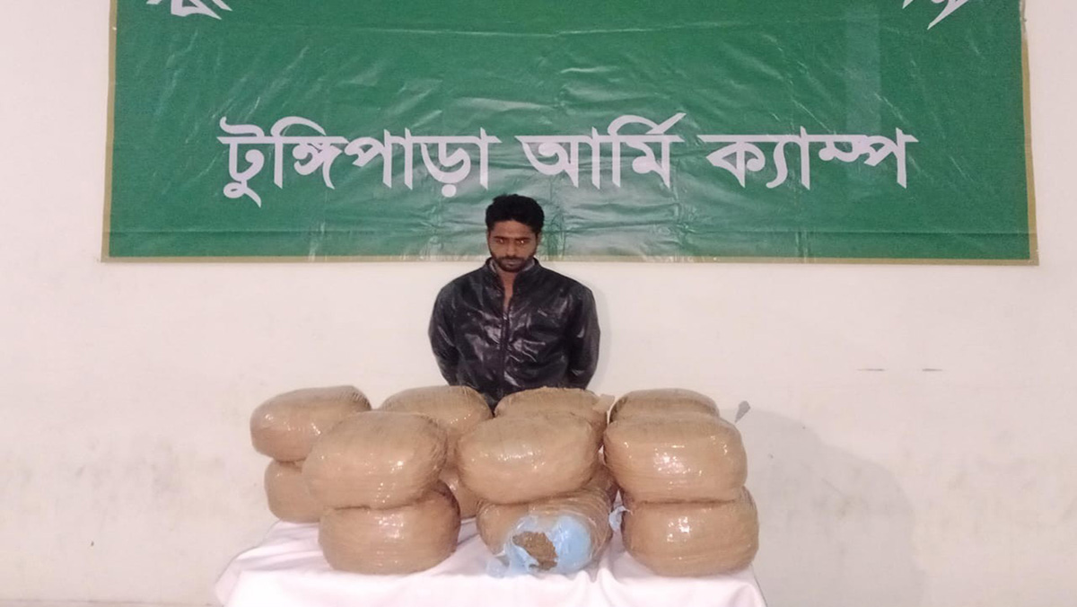 ৩৬ কেজি গাঁজাসহ মাদক ব্যবসায়ী আটক। ছবি : রূপালী বাংলাদেশ