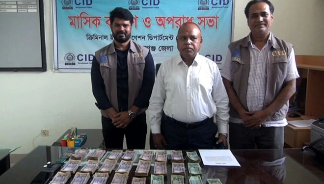 নগদ টাকাসহ গ্রেপ্তার চক্রের সদস্য মোবারক হোসেন। ছবি : রূপালী বাংলাদেশ