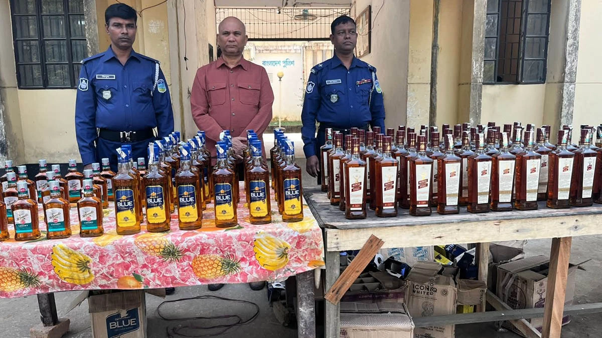 উদ্ধারকৃত ভারতীয় মদ। ছবি- রূপালী বাংলাদেশ