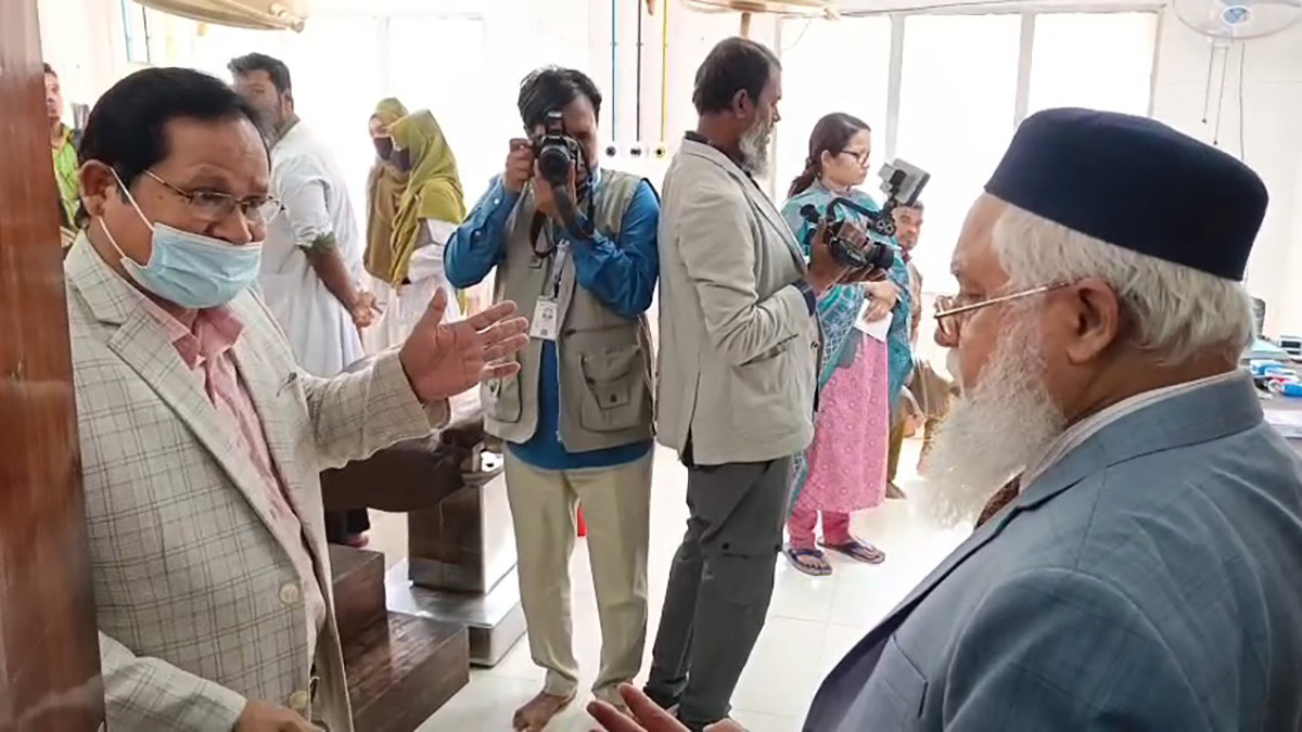 স্বাস্থ্য অধিদপ্তরের মহাপরিচালকের সঙ্গে এক চিকিৎসকের বাগবিতণ্ডার ঘটনা ঘটেছে।   ছবি- রূপালী বাংলাদেশ