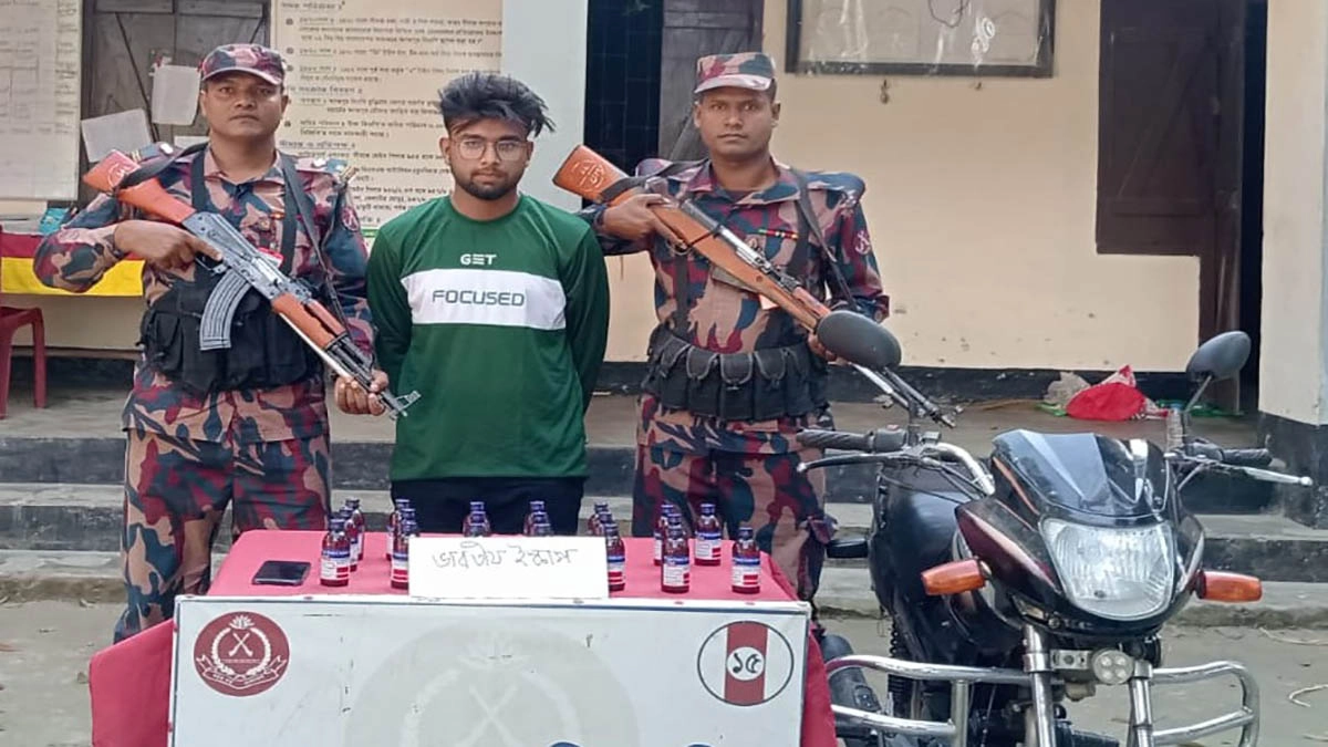 বিজিবির পৃথক অভিযান চালিয়ে ওই তিন জনকে আটক করে। এ সময় জব্দ করা হয়েছে দুটি মোটরসাইকেল।    ছবি- রূপালী বাংলাদেশ