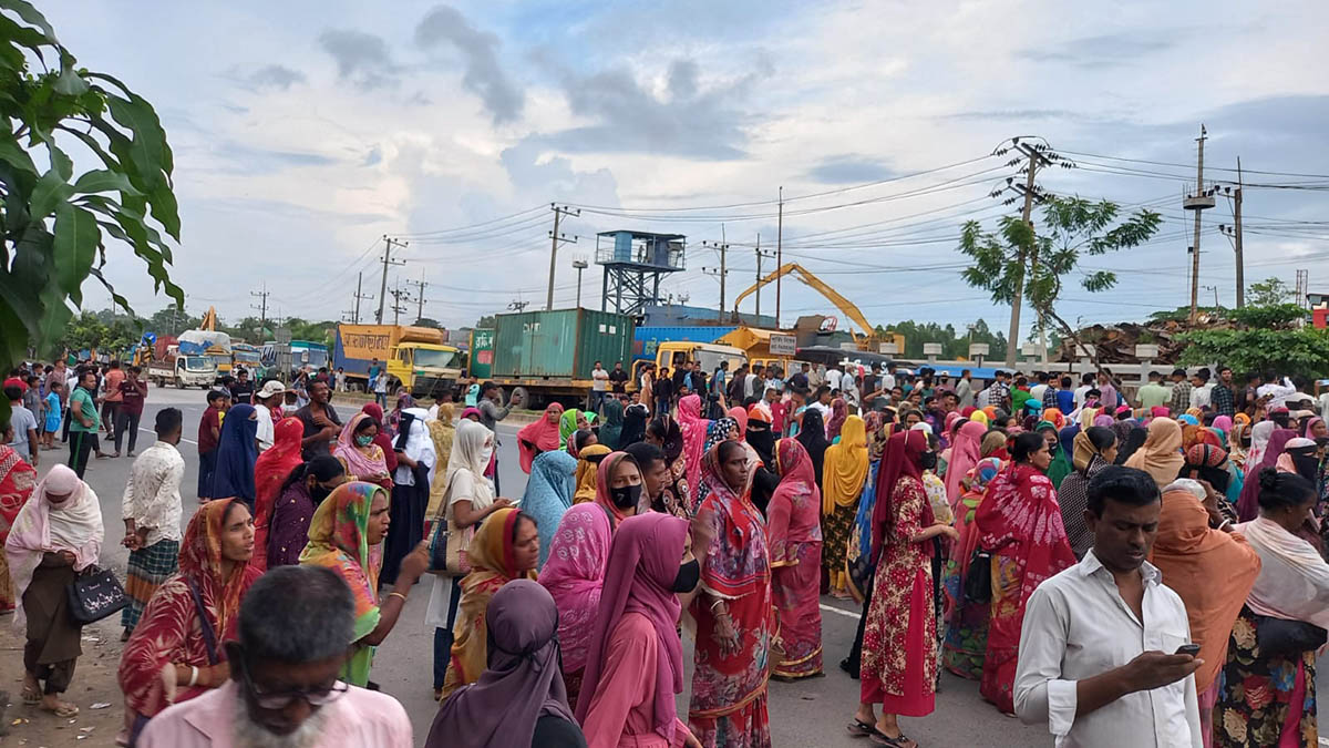 ঢাকা-চট্টগ্রাম মহাসড়ক অবরোধ করেন শ্রমিকরা।  ছবি- রূপালী বাংলাদেশ
