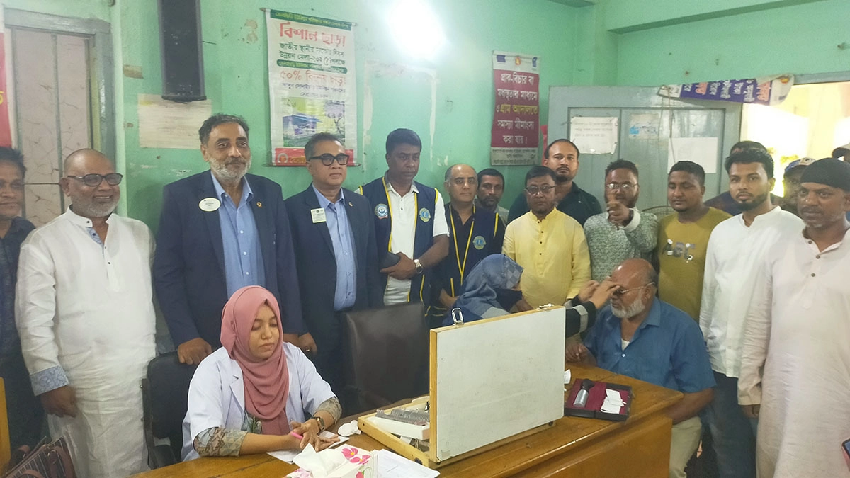 লায়ন মো. আসলাম চৌধুরীর পৃষ্ঠপোষকতায় সীতাকুণ্ডে বিনামূল্যে চক্ষু চিকিৎসা সেবা । ছবি- রূপালী বাংলাদেশ