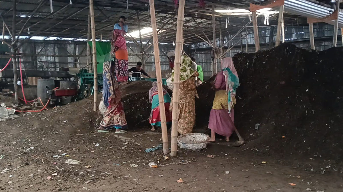 কারখানাগুলো বছরের পর বছর ধরে সরকারি অনুমোদন ছাড়াই অবাধে সার উৎপাদন করে যাচ্ছে।      ছবি- রূপালী বাংলাদেশ