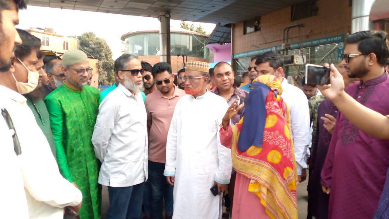 ফিলিং স্টেশন পরিদর্শন করেছেন এমপি কামরুজ্জামান রতন