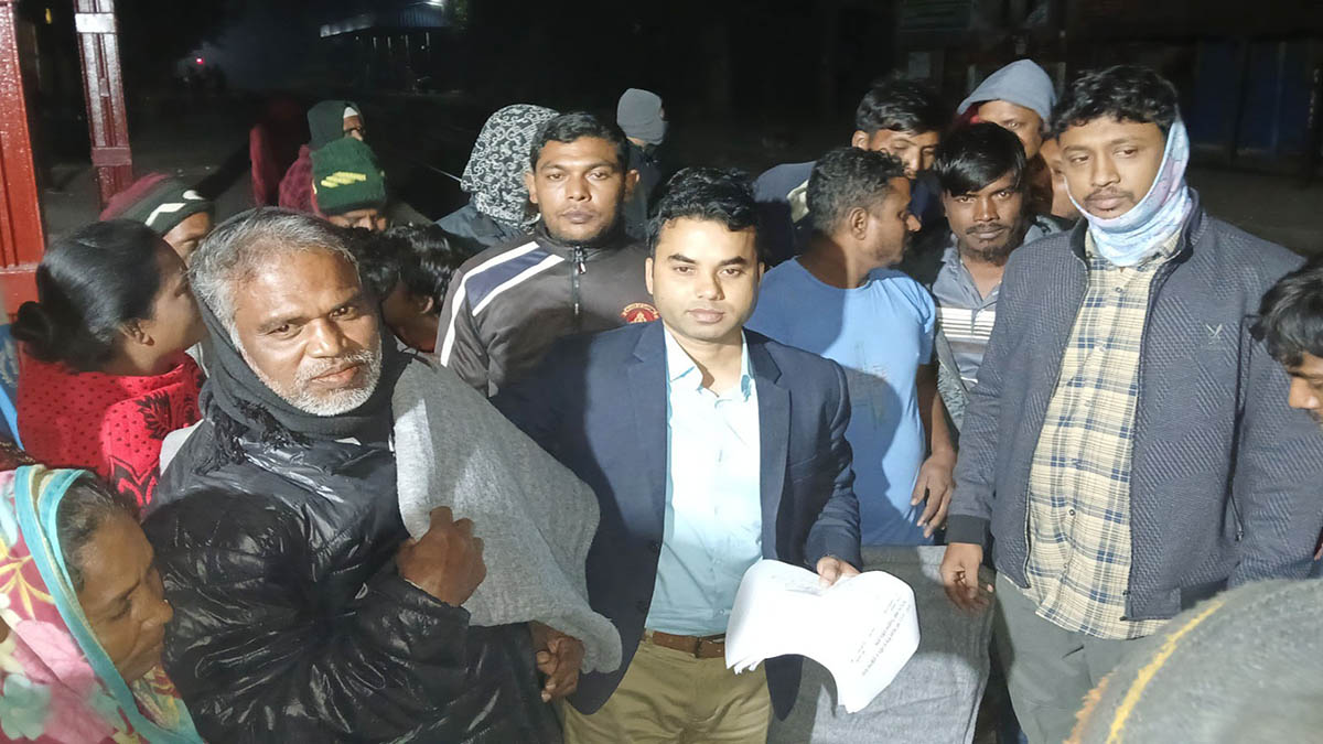 রেলস্টেশন এলাকায় ঘুরে ছিন্নমূল, দুস্থ ও অসহায় মানুষের হাতে কম্বল তুলে দেন ইউএনও।  ছবি- রূপালী বাংলাদেশ