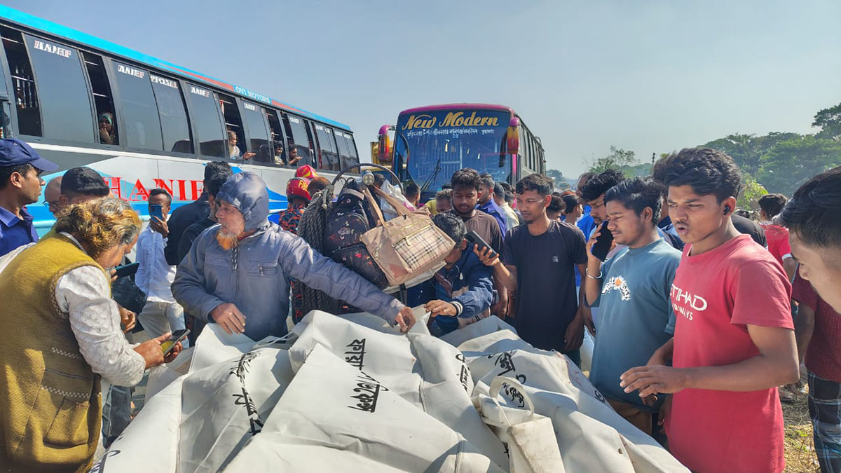 পুলিশ ও ফায়ার সার্ভিসের কর্মীরা ঘটনাস্থলে পৌঁছে উদ্ধার অভিযান চালায়। ছবি- রূপালী বাংলাদেশ