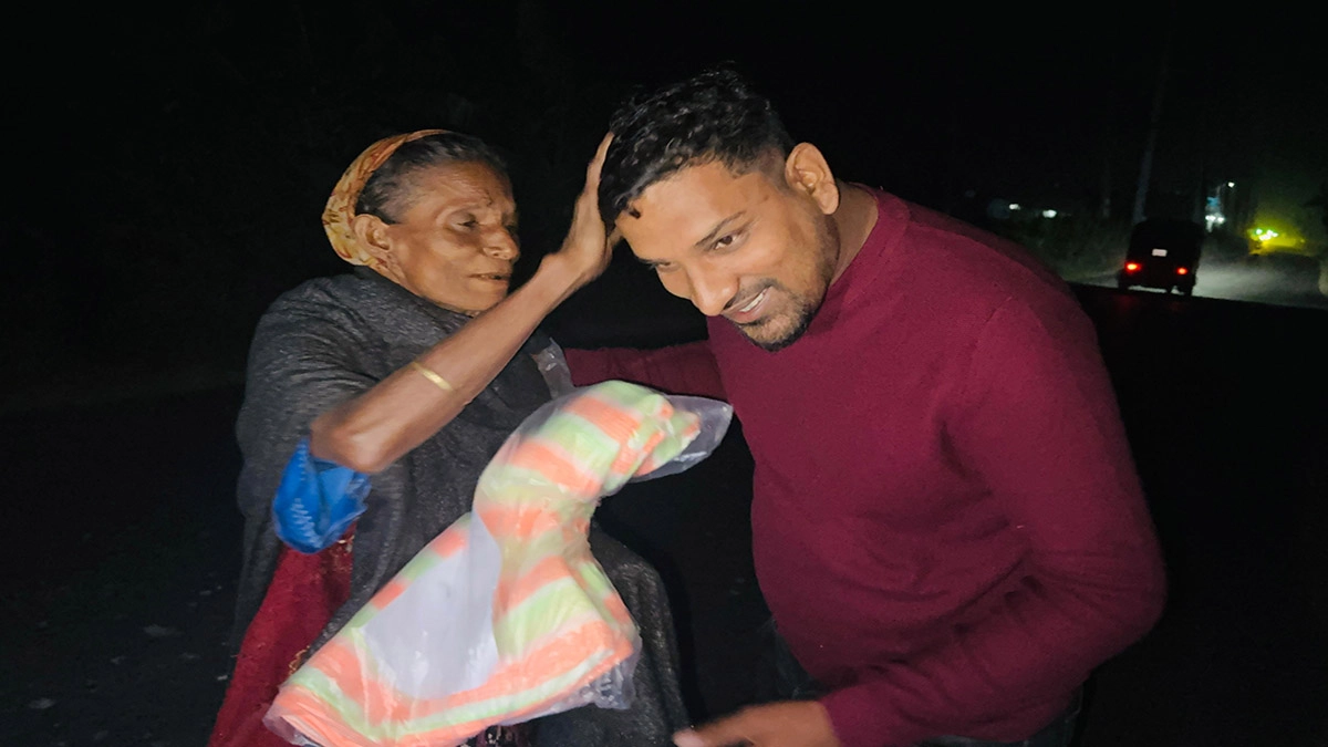 বৃদ্ধা এক নারী হাতে কম্বল তুলে দিচ্ছেন এক ছাত্রদল নেতা ।   ছবি- রূপালী বাংলাদেশ