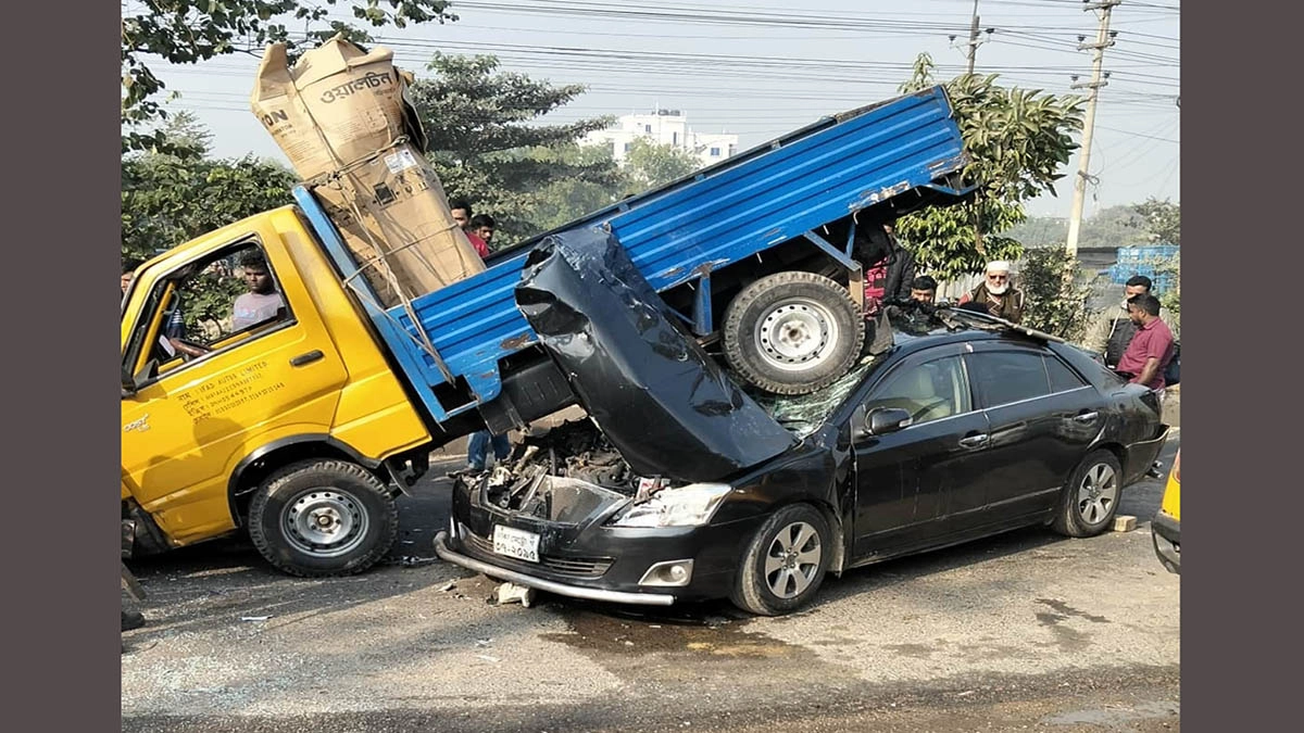 দুমড়েমুচড়ে যাওয়া প্রাইভেটকার।  ছবি- রূপালী বাংলাদেশ