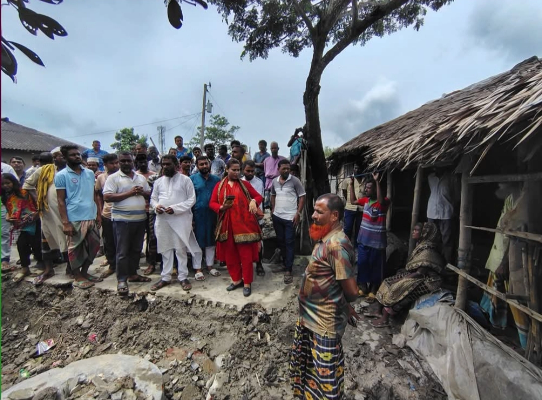নদীর সংযোগ স্থলে বেড়িবাঁধে ভাঙন