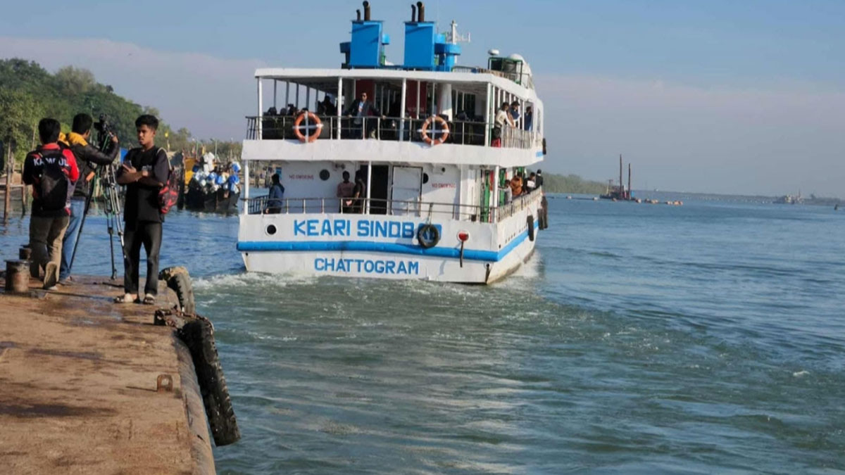 সেন্টমার্টিনগামী একটি জাহাজ। ছবি- রূপালী বাংলাদেশ