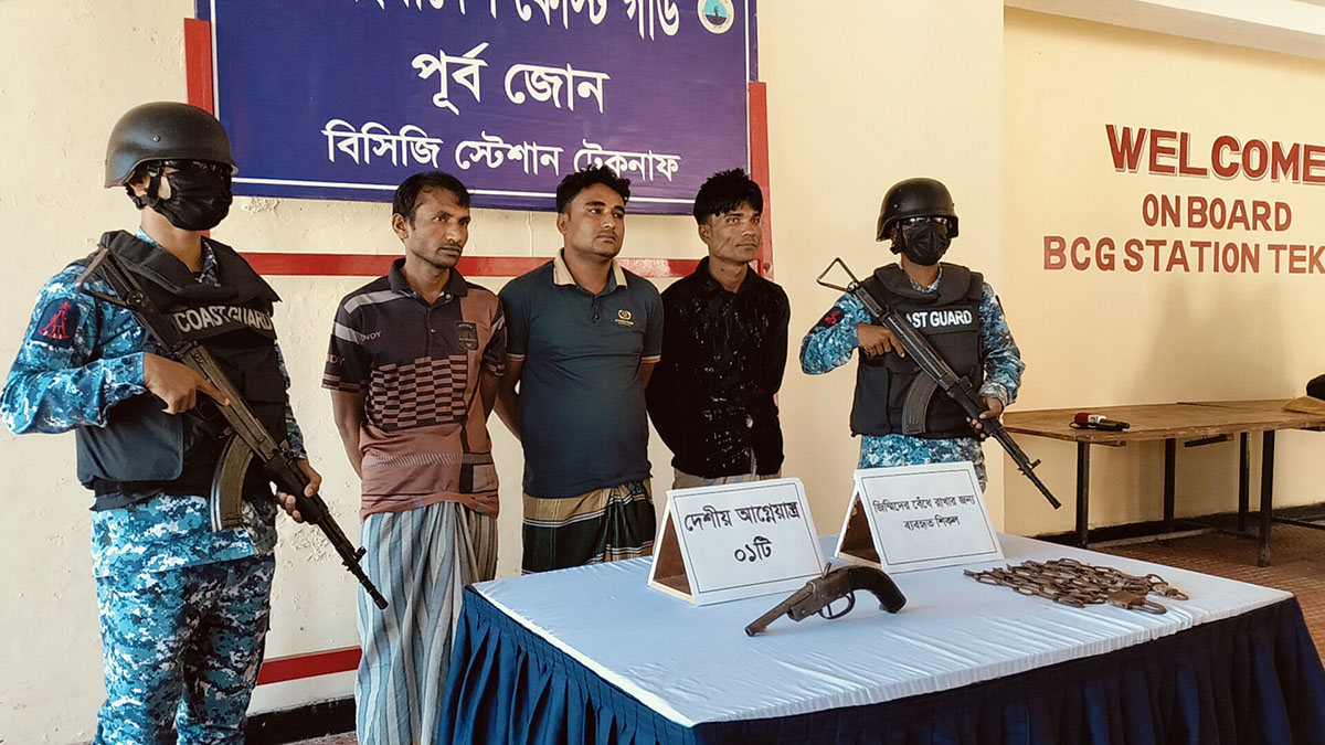 জব্দকৃত আগ্নেয়াস্ত্রসহ আটককৃত অপহরণকারীরা । ছবি- রূপালী বাংলাদেশ