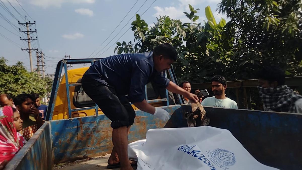 পুলিশ এসে মরদেহ উদ্ধার করে ।  ছবি- রূপালী বাংলাদেশ