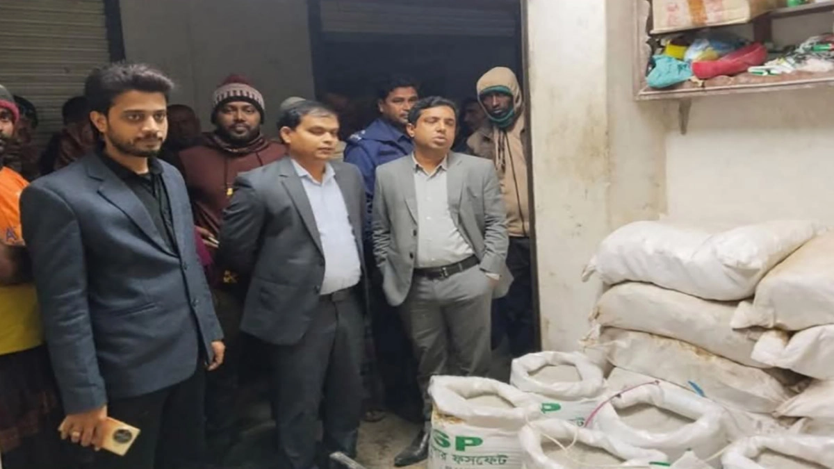 কৃষি বিভাগ বিপুল পরিমাণ নকল সার ও কাঁচামাল জব্দ করেছে।  ছবি : রূপালী বাংলাদেশ