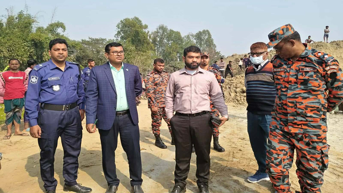 ইটভাটায় ভ্রাম্যমাণ আদালত অভিযান পরিচালনা করেন। ছবি- রূপালী বাংলাদেশ