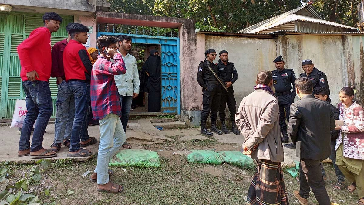 গৃহবধূ লিপি আক্তারের মরদেহ উদ্ধার করে থানায় নিয়ে যায় পুলিশ।   ছবি- রূপালী বাংলাদেশ