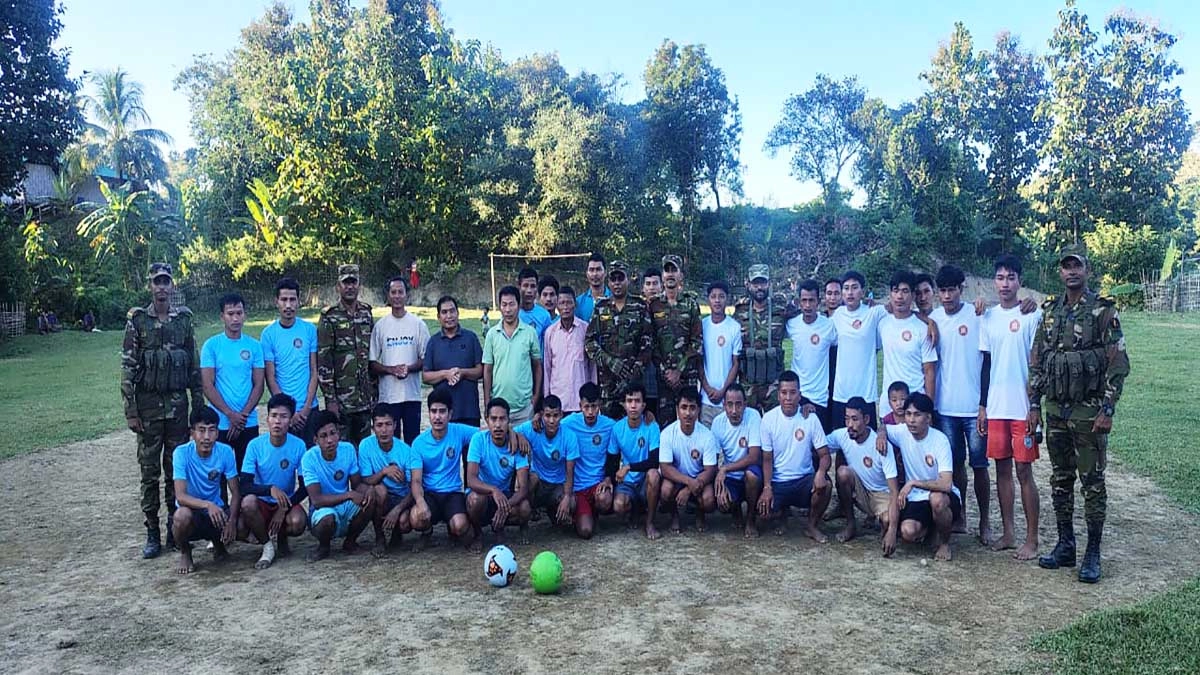 ভূয়াছড়ি নামক দুর্গম এলাকায় সেনাবাহিনীর উদ্যোগে একটি সম্প্রীতি প্রীতি ফুটবল ম্যাচ অনুষ্ঠিত হয়েছে।   ছবি- রূপালী বাংলাদেশ