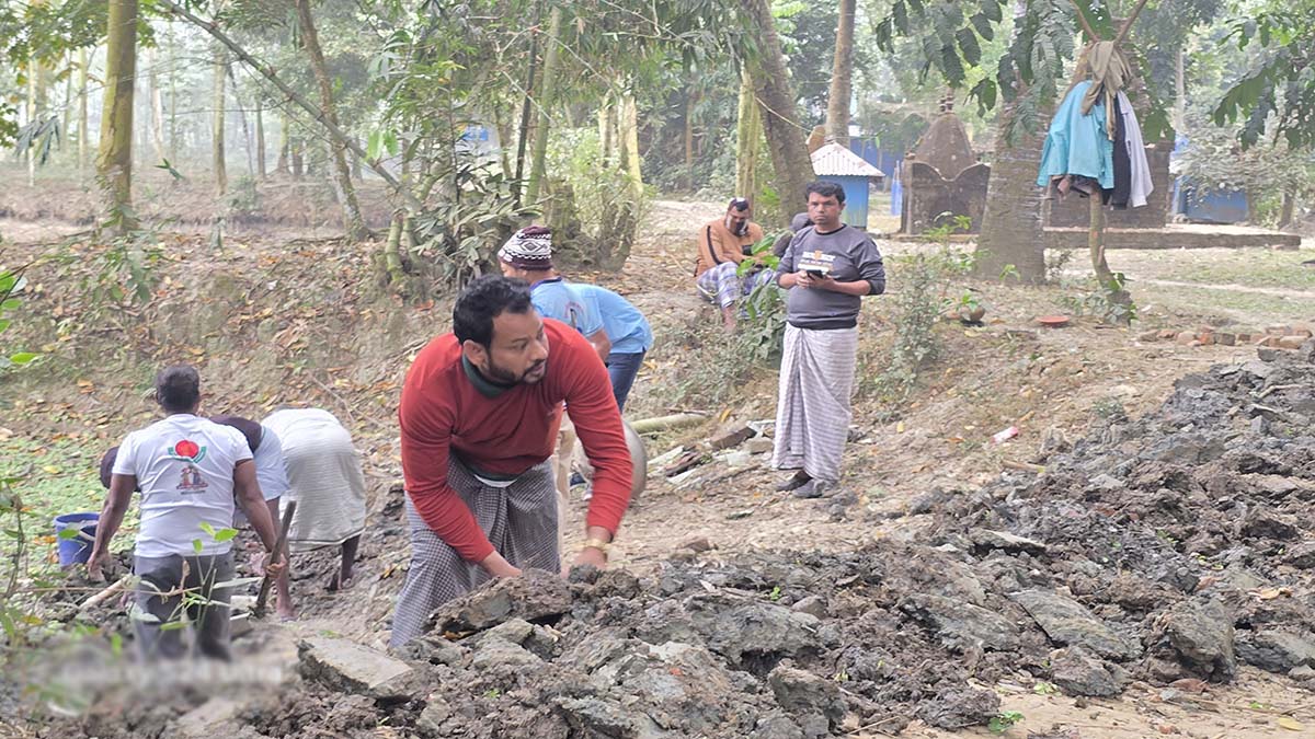 সড়কে কাজ করছেন কৃষক দলের নেতাকর্মী ও শ্রমিক মিলে অন্তত ৩০ জন।  ছবি : রূপালী বাংলাদেশ