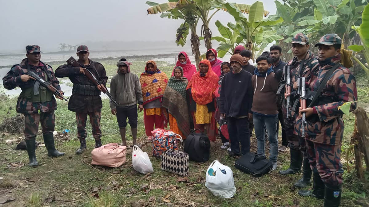 আটক ব্যক্তিরা।   ছবি- রূপালী বাংলাদেশ