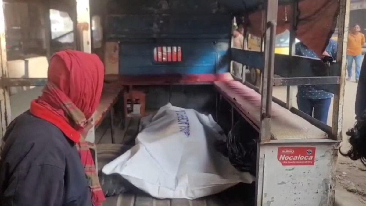 পুলিশ মরদেহ উদ্ধার করে থানায় নিয়ে যায়। ছবি- রূপালী বাংলাদেশ