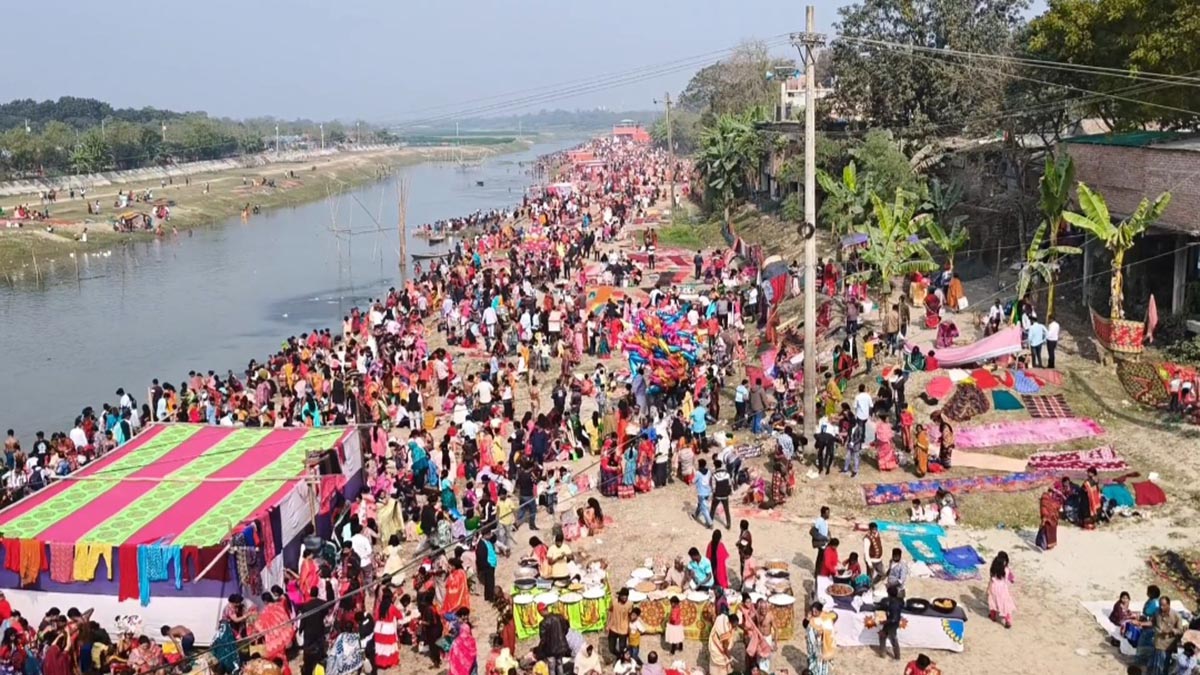 গঙ্গাস্নানকে কেন্দ্র করে তত্তিপুর এলাকায় এক উৎসবমুখর পরিবেশের সৃষ্টি হয়।  ছবি : সংগৃহীত