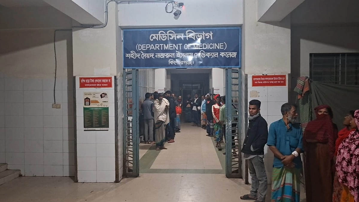 শহীদ সৈয়দ নজরুল ইসলাম মেডিকেল কলেজ হাসপাতালে রোগীর স্বজনদের আহাজারি।    ছবি- রূপালী বাংলাদেশ