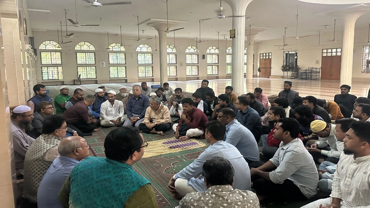 বিশ্ববিদ্যালয়ের কেন্দ্রীয় জামে মসজিদে দোয়া মাহফিল অনুষ্ঠিত হয়।   ছবি- রূপালী বাংলাদেশ