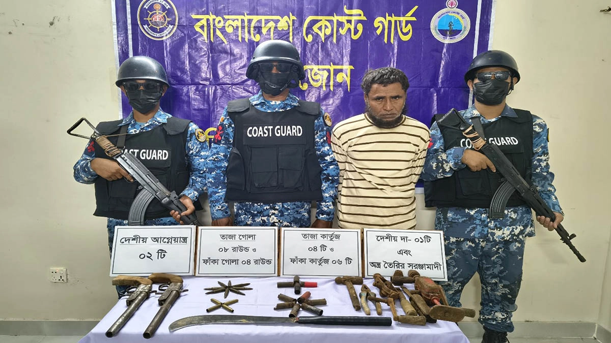 আটককৃত ব্যক্তি।  ছবি- রূপালী বাংলাদেশ