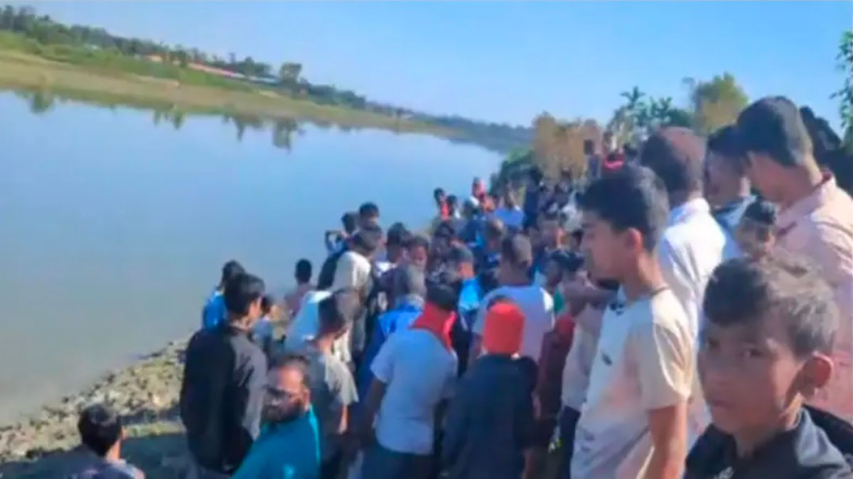 নদীর মোহনায় ভেসে আসা মরদেহটি প্রথমে স্থানীয়দের নজরে আসে।  ছবি- রূপালী বাংলাদেশ