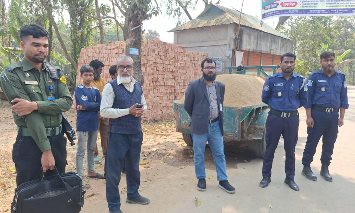 নেত্রকোনায় বালু উত্তোলনের ঘটনায় তিনজনকে কারাদণ্ড দিয়েছেন ভ্রাম্যমাণ আদালত। ছবি : রূপালী  বাংলাদেশ