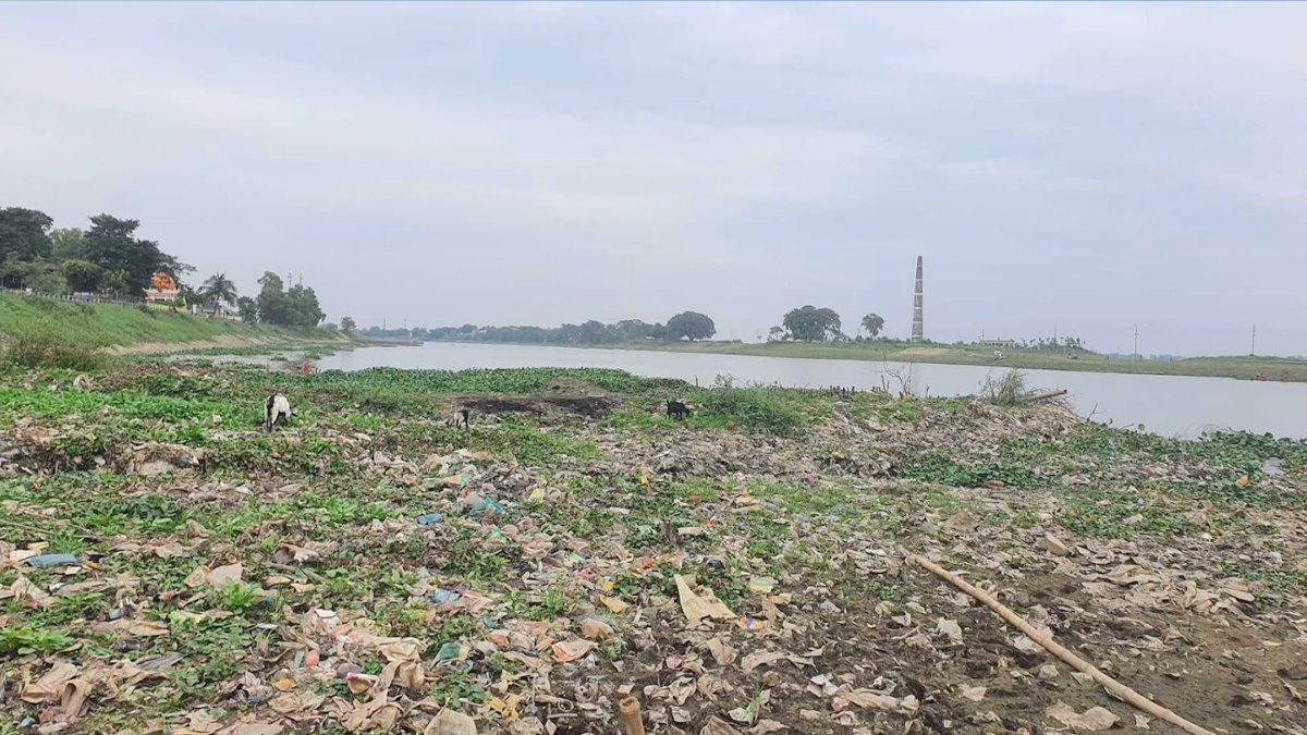 অপরিকল্পিত দখল ও বর্জ্য ফেলার কারণে নদীর স্বাভাবিক প্রবাহ বাধাগ্রস্ত। ছবি : রূপালী বাংলাদেশ