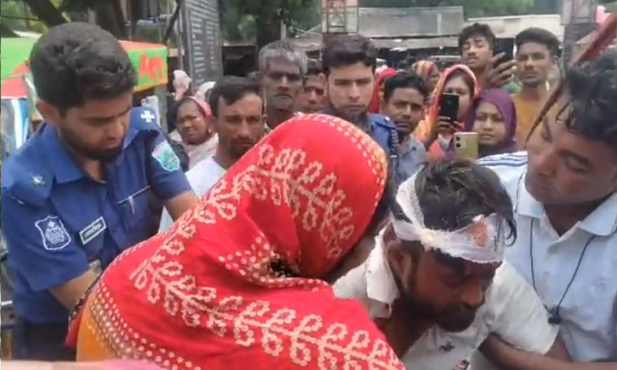 তেল নেওয়ার সিরিয়ালকে কেন্দ্র করে সংঘর্ষ। ছবি : রূপালী বাংলাদেশ