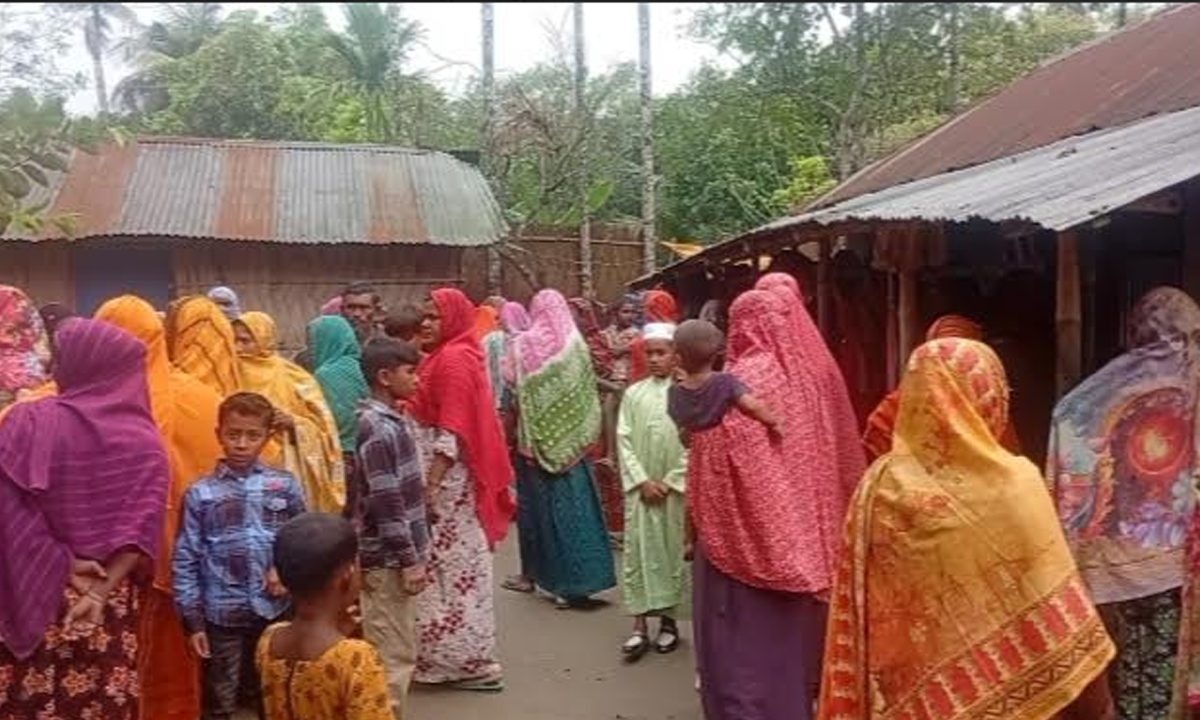 নিহত শিশুকে দেখতে স্থানীয়দের ভিড়। ছবি : রূপালী বাংলাদেশ