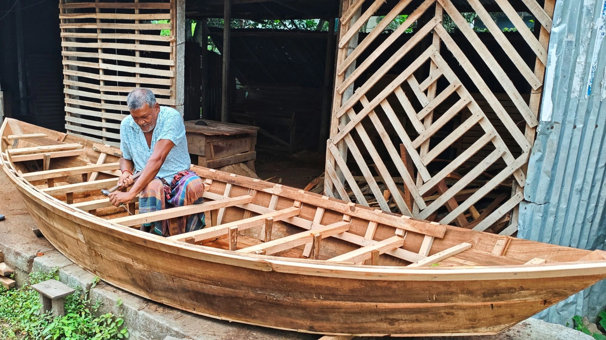 বর্ষার স্পর্শে ব্যস্ত নৌকার কারিগর