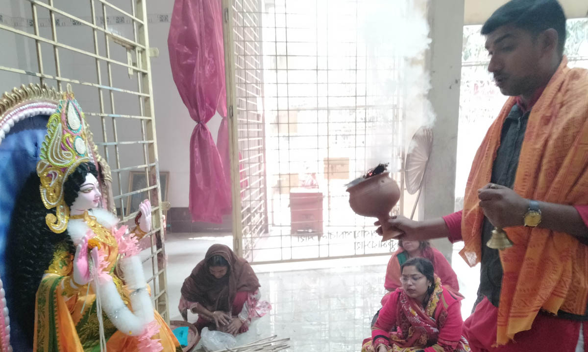কুষ্টিয়ায় সরস্বতী পূজা অনুষ্ঠিত। ছবি : রূপালী বাংলাদেশ