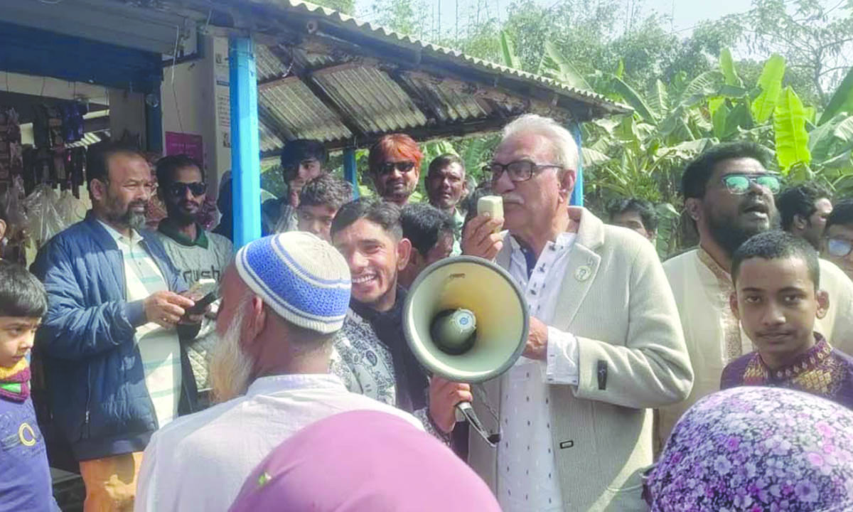 গণসংযোগে বক্তব্য দিচ্ছেন প্রার্থী আবু সাইদ চাঁদ। ছবি : রূপালী বাংলাদেশ