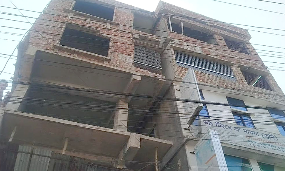 হেলে পড়া নির্মাণাধীন ভবন। ছবি : রূপালী বাংলাদেশ