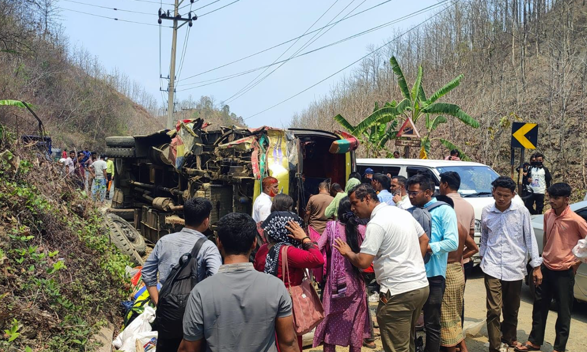 রাঙামাটিতে বাস উল্টে যায়। ছবি : রূপালী বাংলাদেশ
