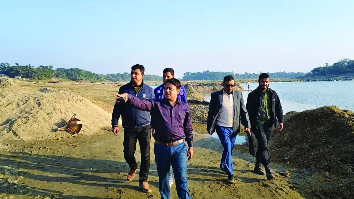 অবৈধভাবে বালু উত্তোলন বন্ধে উপজেলা প্রশাসনের অভিযান। ছবি : রূপালী বাংলাদেশ