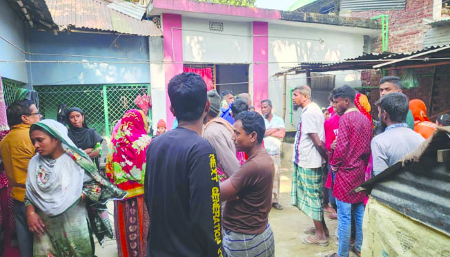 মৃত রুহিকে দেখতে এসেছেন স্বজনরা। ছবি : রূপালী বাংলাদেশ