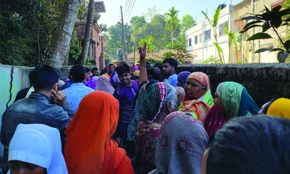 মরদেহ দেখতে স্থানীয়দের ভিড়। ছবি : রূপালী বাংলাদেশ