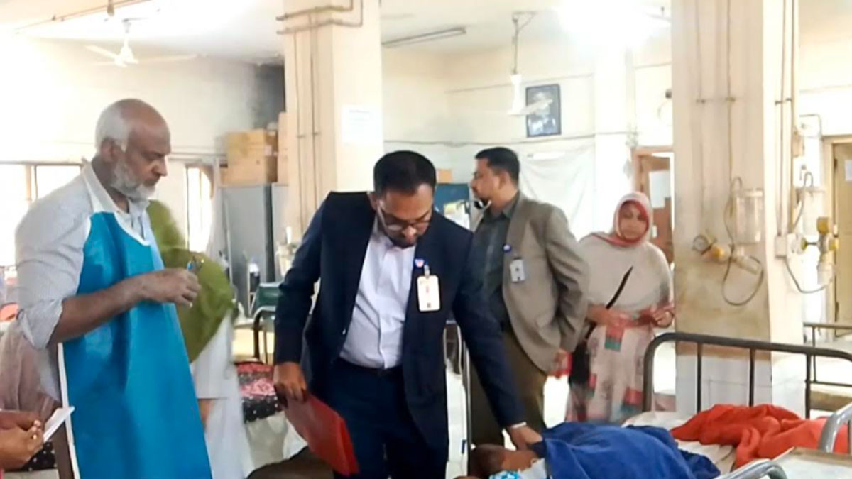 এসিড নিক্ষেপে দগ্ধ নারী হাসপাতালে ভর্তি। ছবি : রূপালী বাংলাদেশ