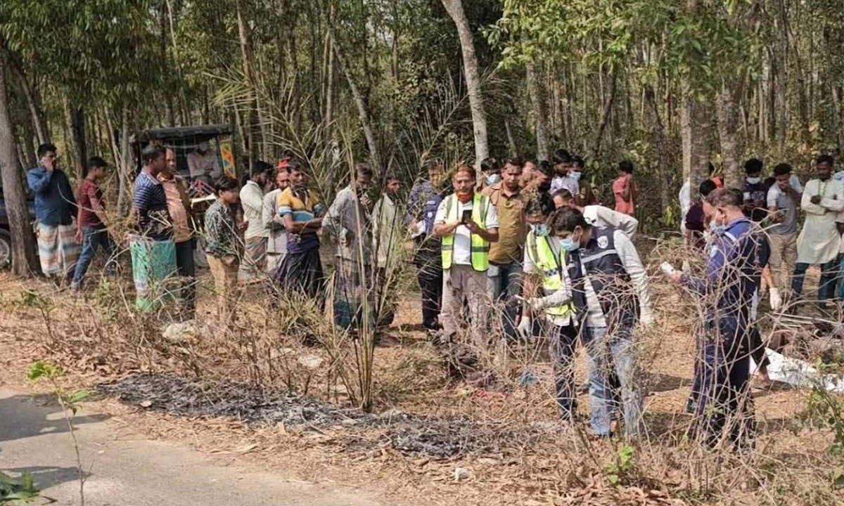 সড়কের পাশে আগুনে পোড়া মরদেহ উদ্ধার করে পুলিশ। ছবি : রূপালী বাংলাদেশ