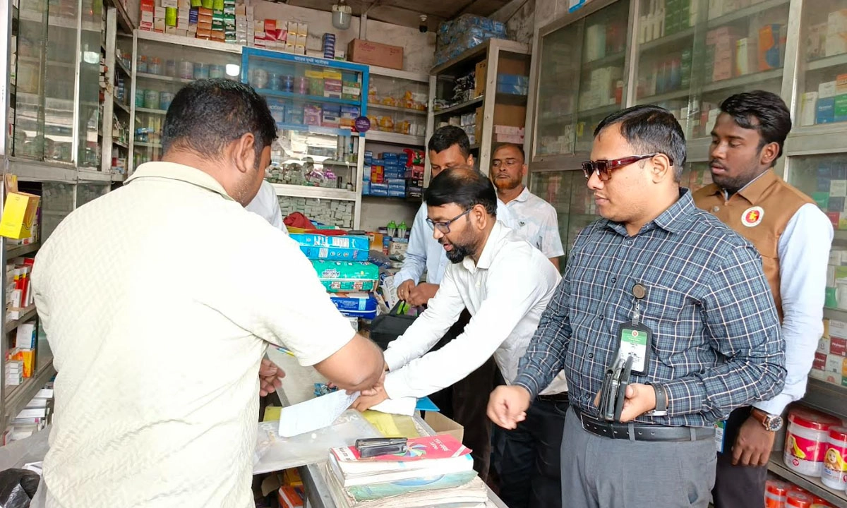 ফার্মেসিকে ভ্রাম্যমাণ আদালতে জরিমানা। ছবি : রূপালী বাংলাদেশ