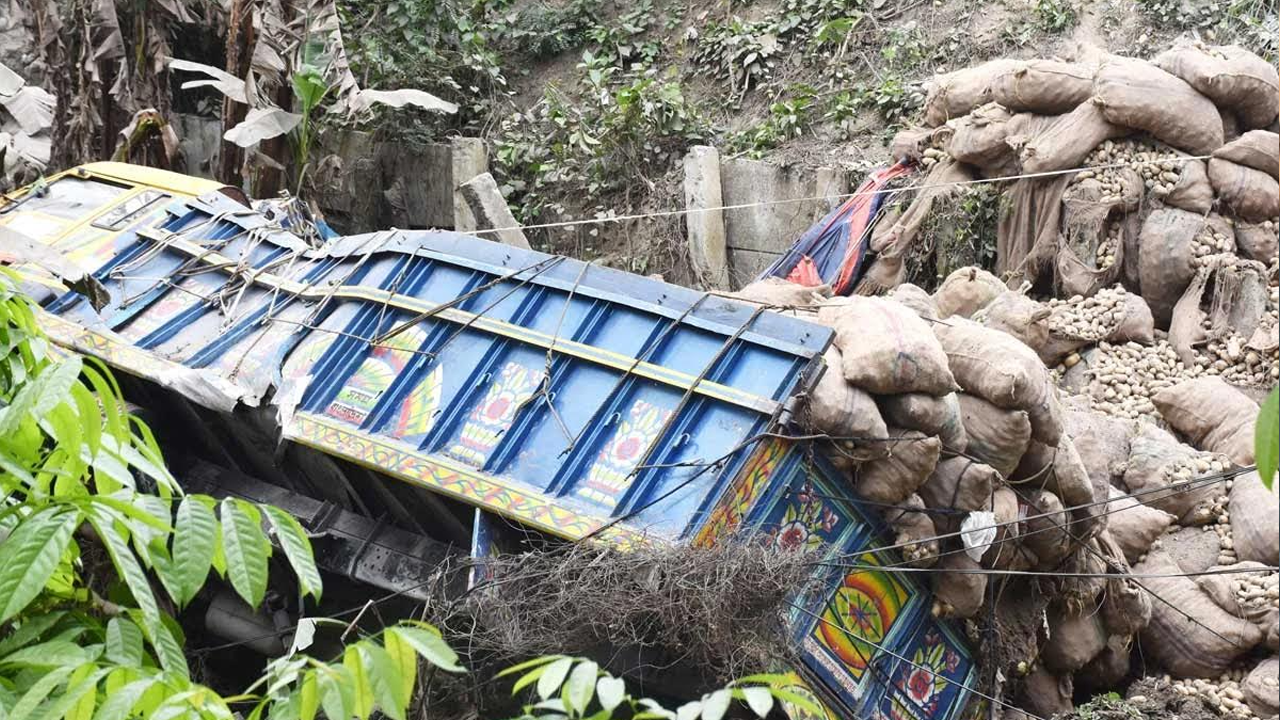 আলুবোঝাই ট্রাক নিয়ন্ত্রণ হারিয়ে খাদে পড়ে আছে। ছবি : রূপালী বাংলাদেশ