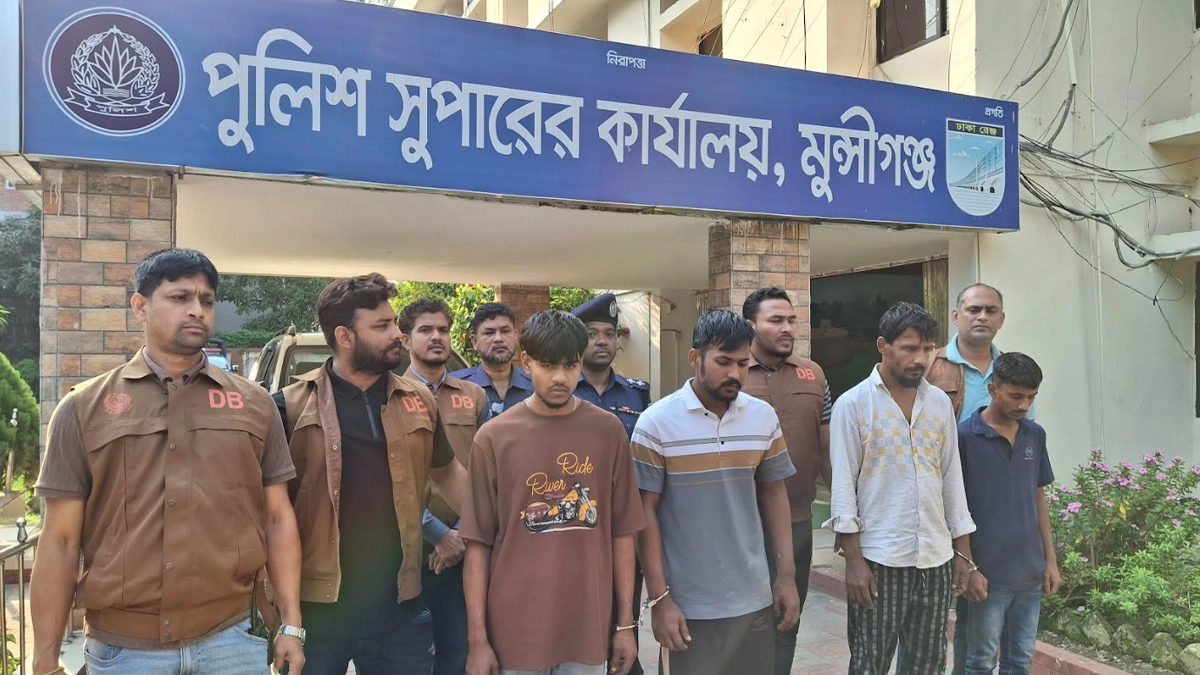 গ্রেপ্তাররা। ছবি : রূপালী বাংলাদেশ