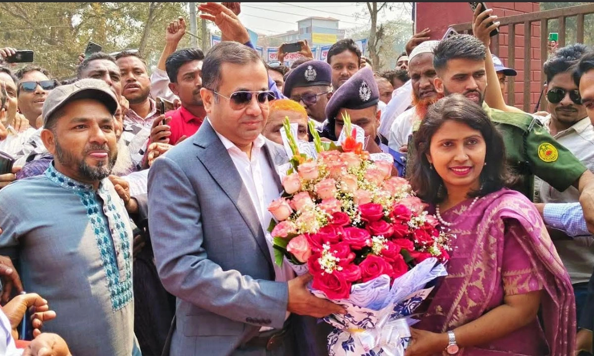 উপজেলা প্রশাসনের পক্ষ থেকে প্রতিমন্ত্রীকে ফুল দিয়ে শুভেচ্ছা জানানো হয়। ছবি : রূপালী বাংলাদেশ