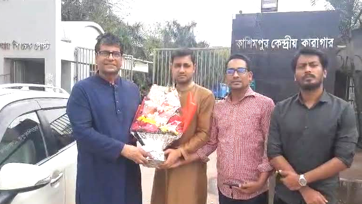 জ্যেষ্ঠ সাংবাদিক আনিস আলমগীরকে ফুল দিয়ে শুভেচ্ছা। ছবি : রূপালী বাংলাদেশ