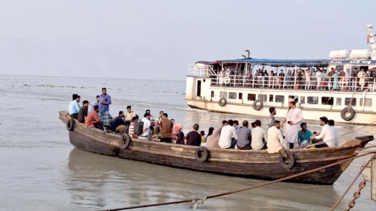 পর্যাপ্ত লঞ্চ সংকট এবং অবৈধ নৌযানে যাত্রী পারাপার। ছবি : রূপালী বাংলাদেশ